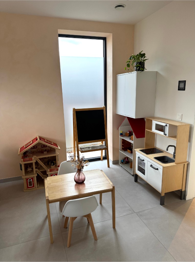 Illustratie van een kind en therapeut in gesprek 3